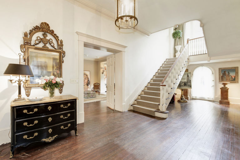 1476485445-syn-hbz-1476298390-jackie-kennedy-entryway