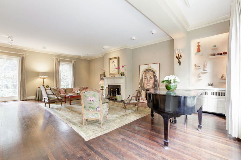 1476485447-syn-hbz-1476298304-jackie-kennedy-living-room