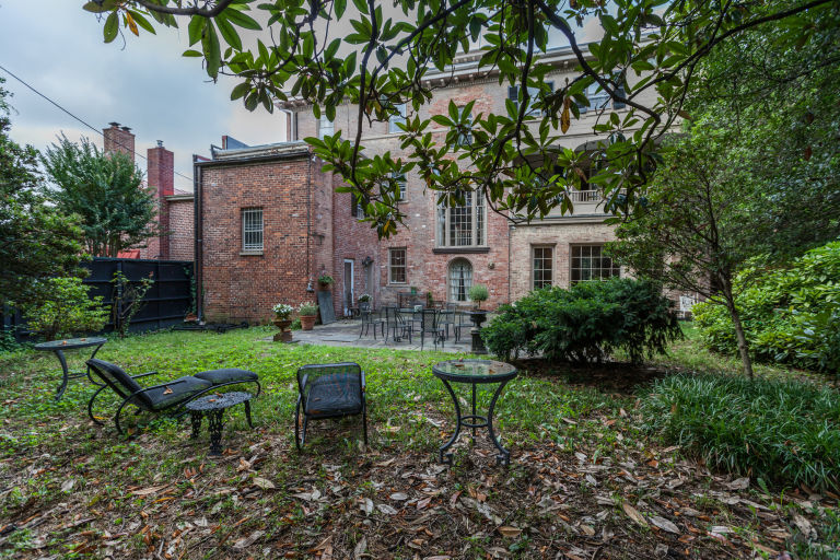 1476485452-syn-hbz-1476298531-jackie-kennedy-house-backyard